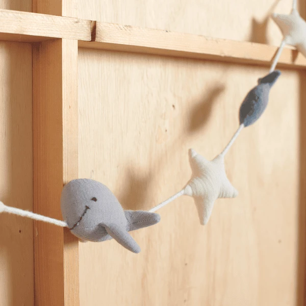 Nordic Coast Company Guirnalda De Pared Muselina Ballena Large 2 Nordic Coast Company Guirnalda De Pared Muselina Ballena Large - Imagen 2